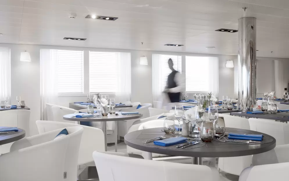 Ponant, Le Lyrial Grill Restaurant 02 ©PONANTFrançois Lefebvre.jpg